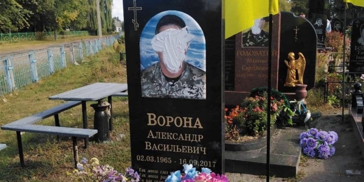На кладбище в Черниговской области вандалы испортили надгробия погибших бойцов АТО (ВИДЕО)