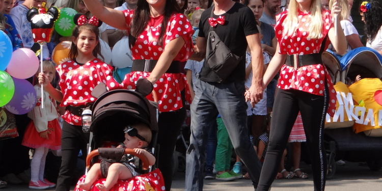 Хоббиты, сейлормуны, феи и комбайнеры – в Николаве прошел парад карапузов (ФОТО)