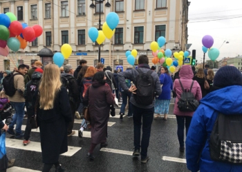 В Санкт-Петербурге прошла акция против войны в Украине, на нее вышли 30 человек, троих задержали (ФОТО)