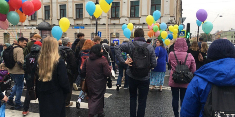 В Санкт-Петербурге прошла акция против войны в Украине, на нее вышли 30 человек, троих задержали (ФОТО)