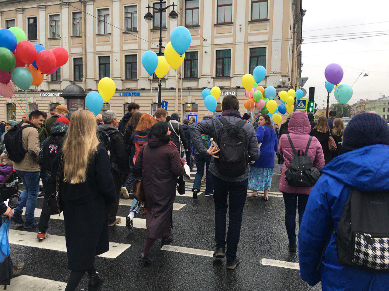 В Санкт-Петербурге прошла акция против войны в Украине, на нее вышли 30 человек, троих задержали (ФОТО)