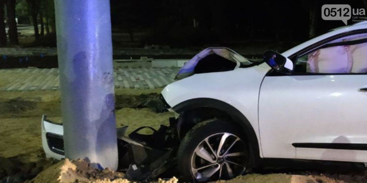 Ночью в Николаеве водитель на Kia врезался в бетонный столб (ФОТО)