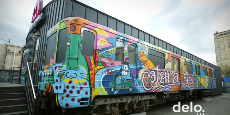 В Киеве открыли первый в мире хостел в старых вагонах метро (ВИДЕО)