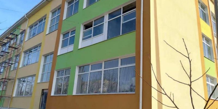 На Николаевщине дети пошли в школу, которая не принята в эксплуатацию после ремонта, – нардеп от “Слуги народа” cчитает это победой