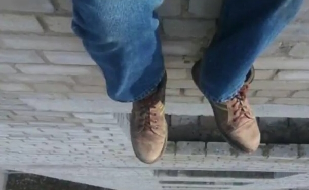 Киевлянина пять часов уговаривали не прыгать с крыши (ВИДЕО)