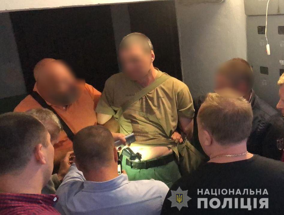 Подозреваемый в тройном убийстве на АЗС в Николаеве имел при себе четыре пистолета 1