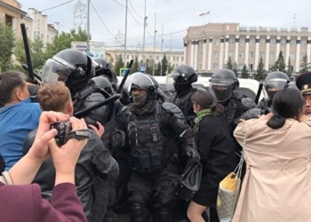 После задержания сторонников шамана, который шел изгонять Путина, в Улан-Удэ начались жесткие столкновения с силовиками (ВИДЕО)