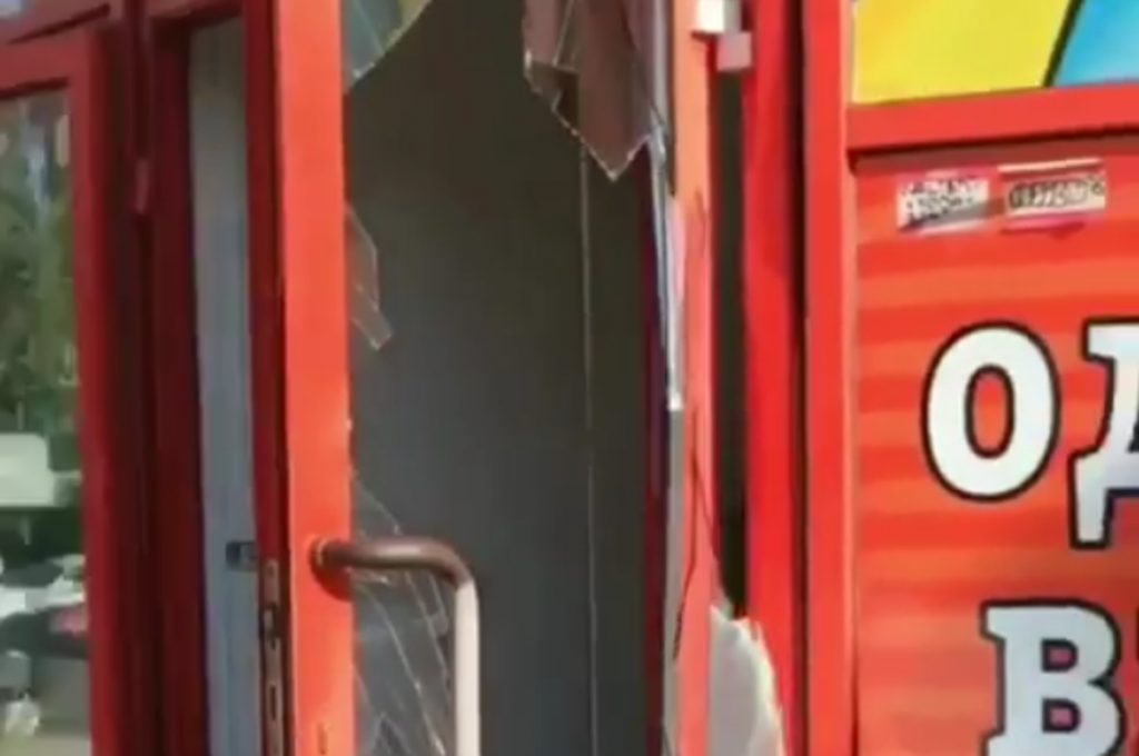 В Николаеве посетители при "штурме" разбили дверь в магазине секонд-хенда (ВИДЕО) 1