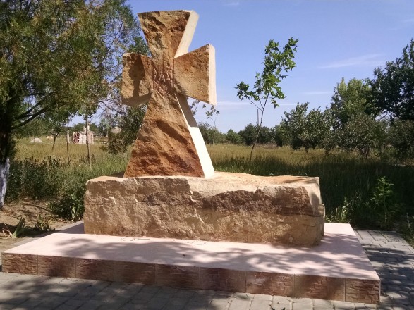 В Одесской области облили краской памятник защитникам Украины (ФОТО) 1