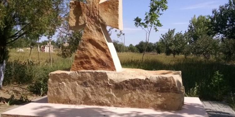 В Одесской области облили краской памятник защитникам Украины (ФОТО)