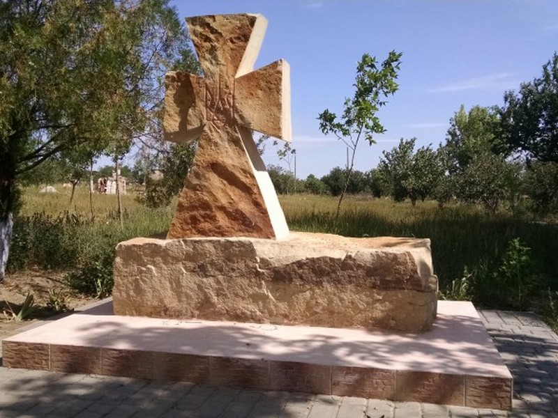 В Одесской области облили краской памятник защитникам Украины (ФОТО) 3
