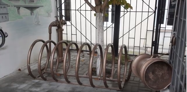 Велосипедная парковка в виде пожарного гидранта: как покреативили спасатели Николаевщины (ВИДЕО)