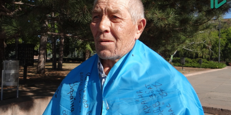 Житель Миколаєва вийшов на моно-пікет проти підписання «формули Штайнмайєра» (ВІДЕО)