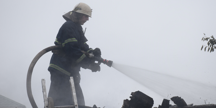 В Николаеве потушили горящую крышу частного дома (ФОТО, ВИДЕО)
