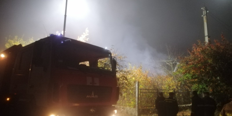 В Первомайске за одно утро потушили горевшие жилой дом и вагончик (ФОТО)