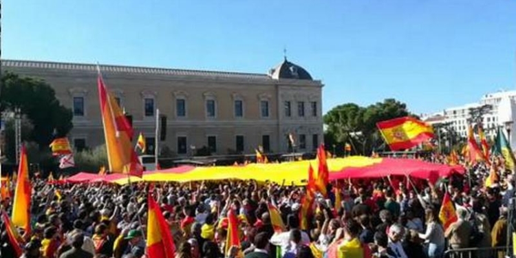 Антисепаратистские протесты в Мадриде: 20 тысяч человек требовали приостановить автономию Каталонии (ВИДЕО)