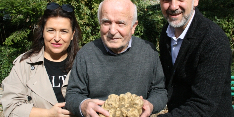 В Италии нашли гигантский белый трюфель весом свыше 1 кг (ФОТО)