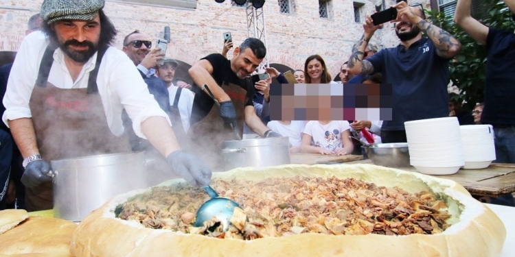 70 кг веса и 1,2 метра в диаметре – во Флоренции приготовили традиционный флорентийский бутерброд, вошедший в Книгу рекордов Гиннеса (ФОТО)