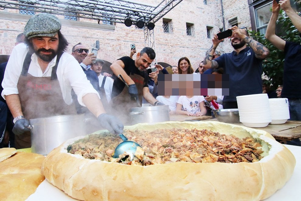 70 кг веса и 1,2 метра в диаметре – во Флоренции приготовили традиционный флорентийский бутерброд, вошедший в Книгу рекордов Гиннеса (ФОТО) 1