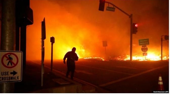 В Лос-Анджелесе пожар охватил престижные районы, где живут американские звезды спорта и кино