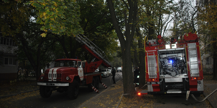 Утром в Николаеве горела квартира в девятиэтажке – спасатели вывели на свежий воздух 4-летних детей и их пожилого дедушку (ФОТО)