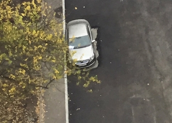 В Харькове при ремонте дороги асфальт положили вокруг припаркованного авто (ФОТО)