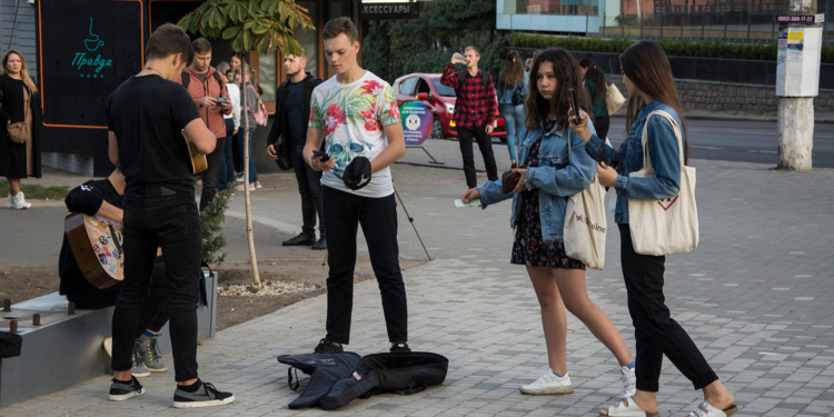 Freeze: николаевцы удивили прохожих на Соборной во время «замороженного» флешмоба (ВИДЕО)