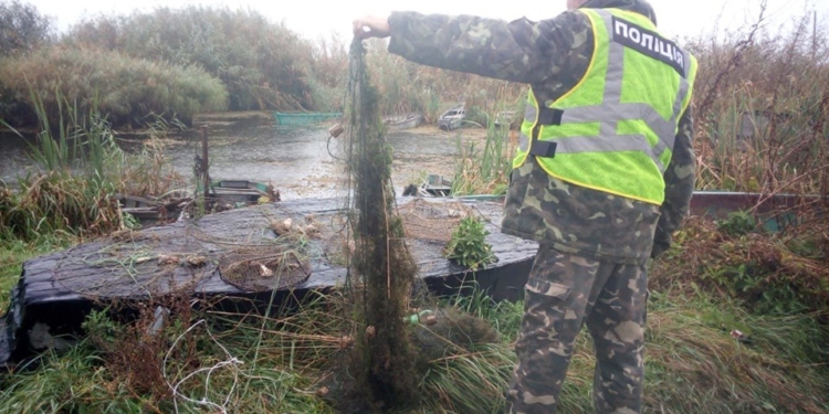 У Новой Одессы и в Николаевском районе полицейские обнаружили раколовки, сети и браконьера (ФОТО)