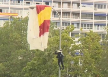 Что-то не сложилось: в Испании на военном параде парашютист повис на фонаре (ВИДЕО)