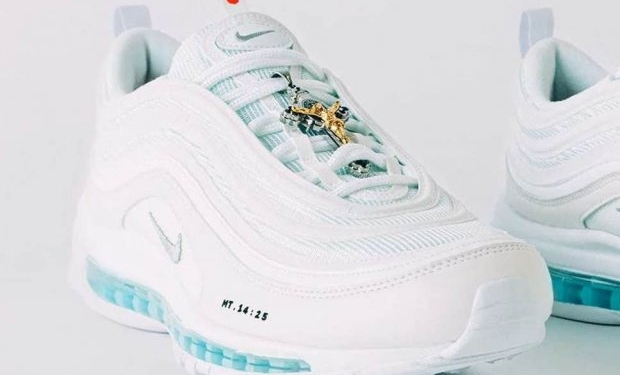 Кроссовки со святой водой за $3 тыс. раскупили за минуты (ФОТО, ВИДЕО)