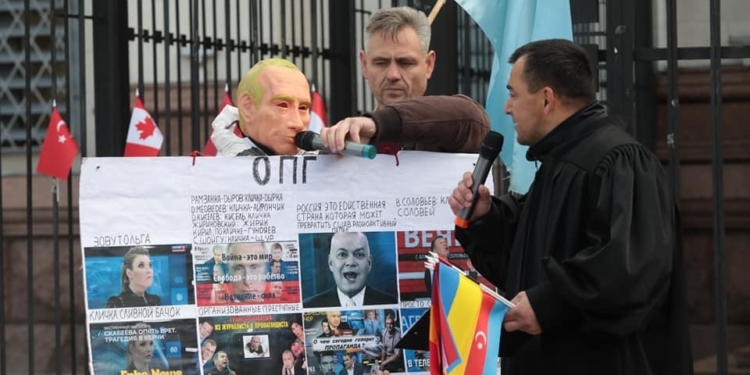 «Суд над Путиным»: в Киеве отметили день рождения президента РФ (ФОТО)