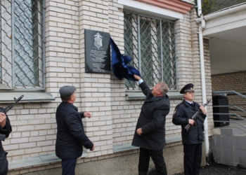 В России депутат открыл памятную доску самому себе (ФОТО)