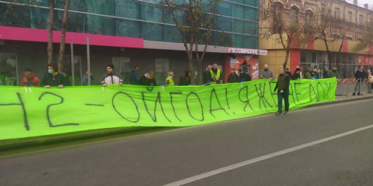 “Я не лох”. Зеленского в Мариуполе встречали активисты с баннерами, на которых были цитаты президента (ФОТО, ВИДЕО)