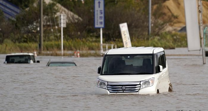 В Японии из-за дождей погибли 10 человек, еще несколько пропали без вести (ФОТО)