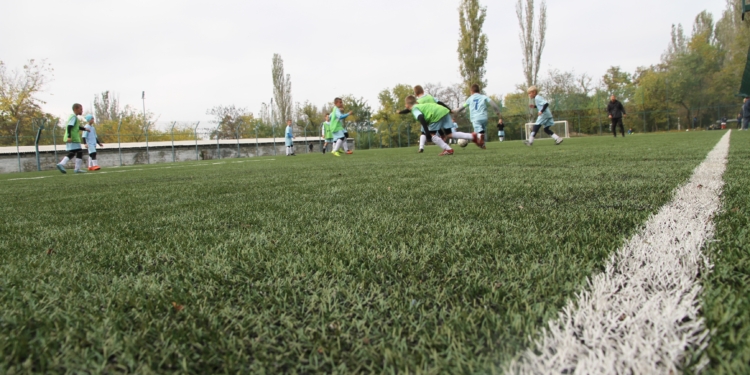 Юным футболистам СДЮШОР «Николаев» подарили новое футбольное поле и микроавтобус (ФОТО)