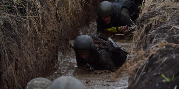 Как николаевские морпехи полосу препятствий проходили за право носить штормовой берет (ФОТО)
