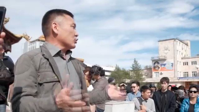 Протестующие против главаря “ДНР” Трапезникова на посту мэра столицы Калмыкии заговорили по-украински (ВИДЕО)