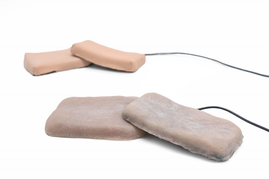Французы предлагают чехлы для смартфонов из человеческой кожи: гаджетом можно управлять щипками и щекоткой (ВИДЕО) 1