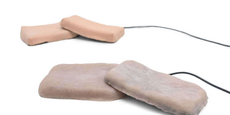 Французы предлагают чехлы для смартфонов из человеческой кожи: гаджетом можно управлять щипками и щекоткой (ВИДЕО)