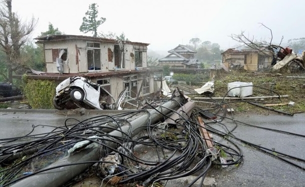 На Японию обрушился сверхмощный тайфун, появились первые жертвы (ВИДЕО)