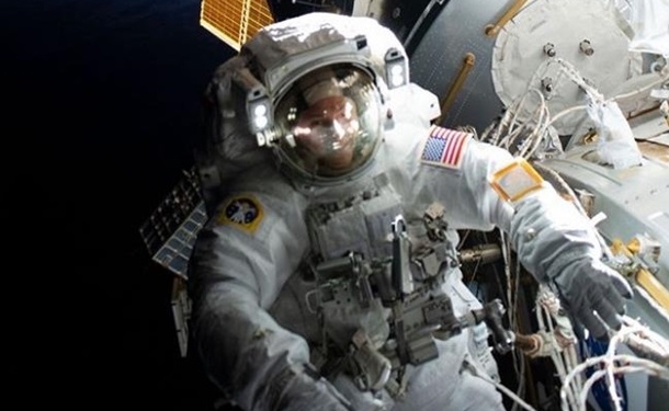 Американские космонавты совершили семичасовую космическую прогулку