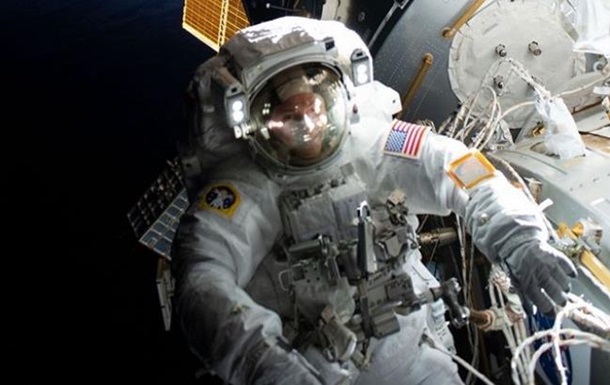 Американские космонавты совершили семичасовую космическую прогулку 1