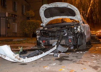 В Днепре легковушка протаранила мусорные контейнеры