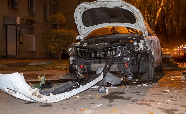 В Днепре легковушка протаранила мусорные контейнеры