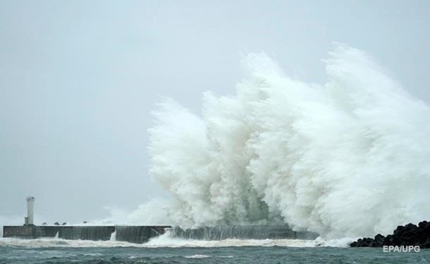 На Японию надвигаются два новых тайфуна