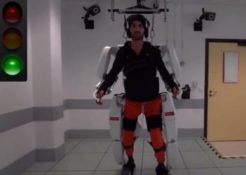 Экзоскелет помог парализованному мужчине пройти 145 метров