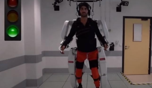 Экзоскелет помог парализованному мужчине пройти 145 метров