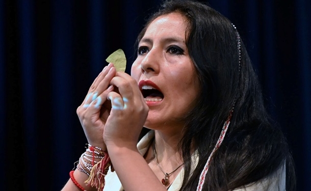 В Перу студентка впервые в мире защитила диссертацию на языке инков, и начала ее с угощения листьями коки