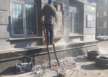В Одессе демонтировали барельеф маршалу Жукову