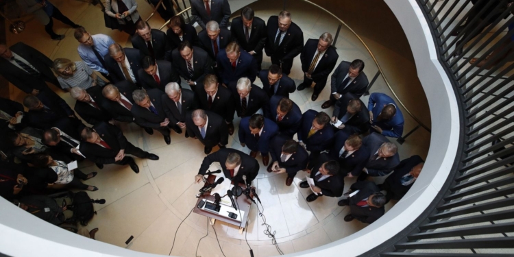 Республиканцы ворвались в «закрытую» комнату и с потасовкой сорвали заседание в деле об импичменте Трампа (ФОТО)